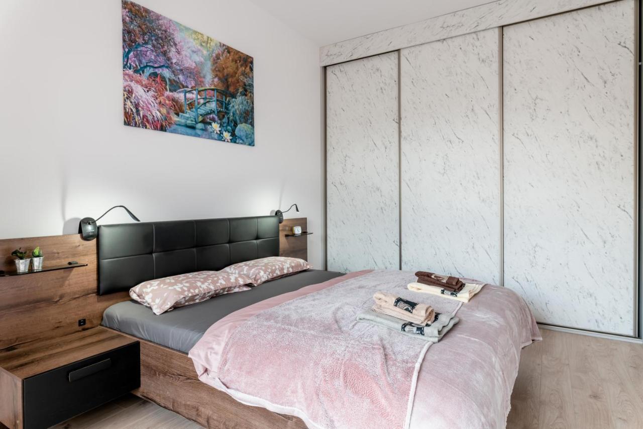 Apartwro - Apartament Przy Wyspie Slodowej, Garaz, Projektor, Rowery Apartment Вроцлав Екстериор снимка